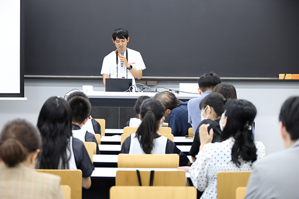 キヤノン キッズフォトグラファーズ 2026で子どもたちに講義をする長田洋平